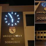 Iluminowany zegar fasadowy na budynku Urzędu Gminy