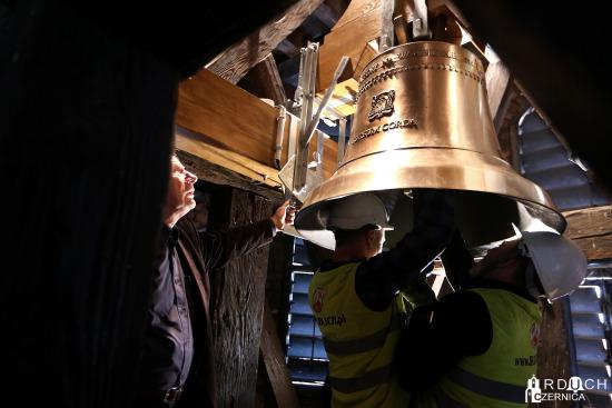 montaż dzwonu "św. Jan Paweł II"